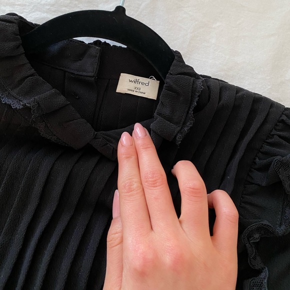 Pleated Aritzia Blouse - Picture 2 of 5